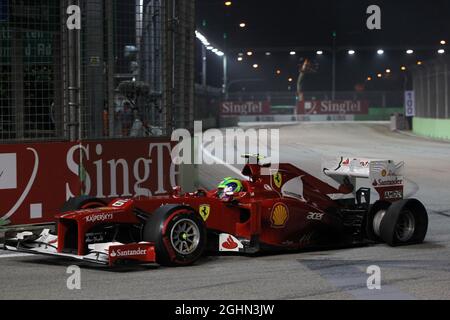 Felipe Massa (BRA) Ferrari F2012 mit durchbrochenem Hinterreifen zu Beginn des Rennens. 23.09.2012. Formel-1-Weltmeisterschaft, Rd 14, Großer Preis Von Singapur, Singapur, Singapur, Wettkampftag Stockfoto