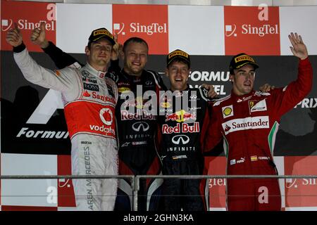 1. Platz Sebastian Vettel (GER), Red Bull Racing mit 2. Platz Jenson Button (GBR), McLaren Mercedes und 3. Platz Fernando Alonso (ESP), Scuderia Ferrari 23.09.2012. Formel-1-Weltmeisterschaft, Rd 14, Großer Preis Von Singapur, Singapur, Singapur, Wettkampftag Stockfoto