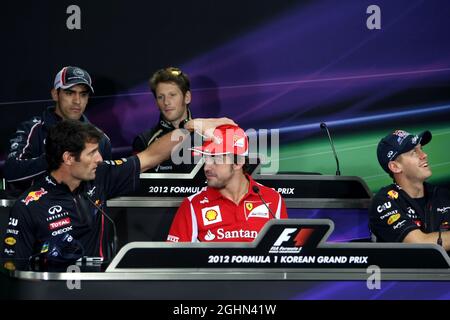 Die FIA-Pressekonferenz (von hinten (L bis R)): Pastor Maldonado (VEN) Williams; Romain Grosjean (FRA) Lotus F1 Team; Nico Rosberg (GER) Mercedes AMG F1; Mark Webber (AUS) Red Bull Racing; Fernando Alonso (ESP) Ferrari; Sebastian Vettel (GER) Red Bull Racing. 11.10.2012. Formel-1-Weltmeisterschaft, Rd 16, Großer Preis Von Korea, Yeongam, Südkorea, Tag Der Vorbereitung. Stockfoto