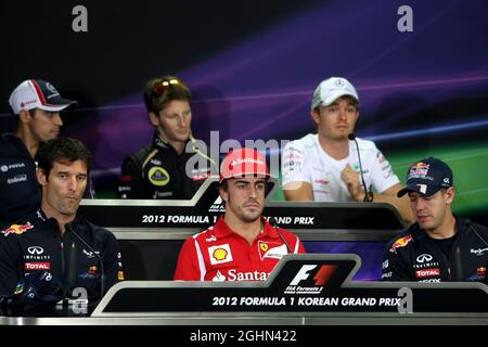 Die FIA-Pressekonferenz (von hinten (L bis R)): Pastor Maldonado (VEN) Williams; Romain Grosjean (FRA) Lotus F1 Team; Nico Rosberg (GER) Mercedes AMG F1; Mark Webber (AUS) Red Bull Racing; Fernando Alonso (ESP) Ferrari; Sebastian Vettel (GER) Red Bull Racing. 11.10.2012. Formel-1-Weltmeisterschaft, Rd 16, Großer Preis Von Korea, Yeongam, Südkorea, Tag Der Vorbereitung. Stockfoto