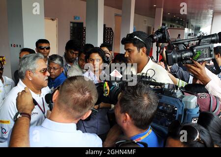 Dr. Vijay Mallya (IND) Sahara Force India F1 Team Owner mit den Medien. 27.10.2012. Formel-1-Weltmeisterschaft, Rd 17, Großer Preis Von Indien, Neu-Delhi, Indien, Qualifizierender Tag. Stockfoto