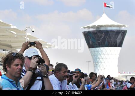 Fans genießen den Spaziergang durch die Boxengasse. 01.11.2012. Formel-1-Weltmeisterschaft, Rd 18, Großer Preis Von Abu Dhabi, Yas Marina Circuit, Abu Dhabi, Vorbereitungstag. Stockfoto