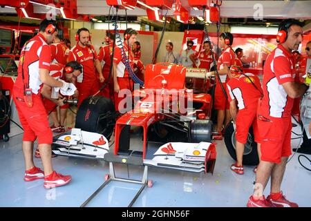 Felipe Massa (BRA) Ferrari F2012 in der Box. Stockfoto