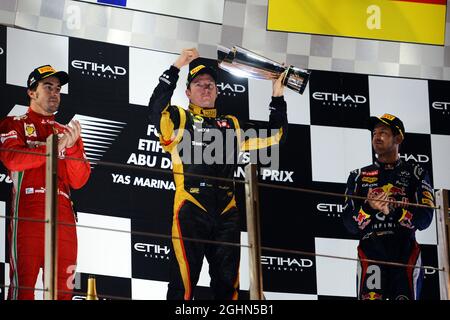 Das Podium (L bis R): Fernando Alonso (ESP) Ferrari, Zweiter; Kimi Räikkönen (FIN) Lotus F1 Team, Rennsieger; Sebastian Vettel (GER) Red Bull Racing, Dritter. 04.11.2012. Formel-1-Weltmeisterschaft, Rd 18, Abu Dhabi Grand Prix, Yas Marina Circuit, Abu Dhabi, Race Day. Stockfoto