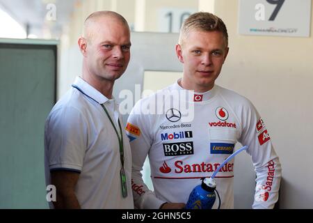 (L bis R): Jan Magnussen (DEN) mit seinem Sohn Kevin Magnussen (DEN) McLaren Testfahrer. 06.11.2012. Formel-1-Test für junge Fahrer, Tag 1, Yas Marina Circuit, Abu Dhabi, VAE. Stockfoto