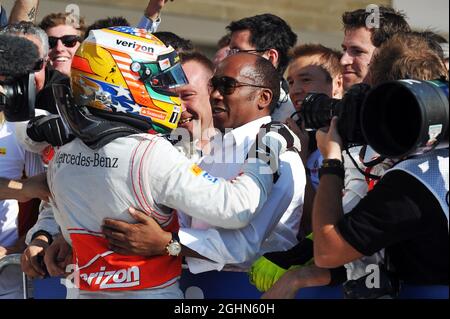 Rennsieger Lewis Hamilton (GBR) McLaren feiert mit seinem Vater Anthony Hamilton (GBR) im Parc Ferme. 18.11.2012. Formel-1-Weltmeisterschaft, Rd 19, großer Preis der Vereinigten Staaten, Austin, Texas, USA, Wettkampftag. Stockfoto