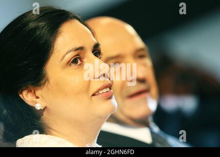 (L bis R): Monisha Kaltenborn (AUT) sauber Teamchef und Peter sauber (SUI) sauber Präsident des Verwaltungsrats. 02.02.2013. Sauber C32 Launch, Hinwil, Schweiz. Stockfoto