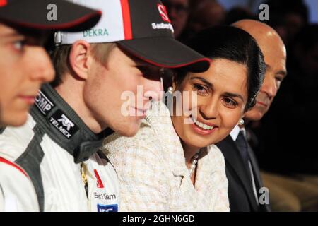 Monisha Kaltenborn (AUT) sauber Teamchef mit Nico Hulkenberg (GER) sauber, Esteban Gutierrez (MEX) sauber C32 (links) und Peter sauber (SUI) sauber Präsident des Verwaltungsrats (rechts). 02.02.2013. Sauber C32 Launch, Hinwil, Schweiz. Stockfoto