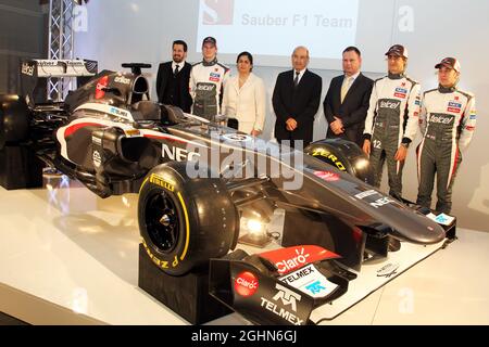 Mit dem neuen sauber C32 (L bis R): Matt Morris (GBR) sauber Chief Designer; Nico Hulkenberg (GER) sauber; Monisha Kaltenborn (AUT) sauber Team Principal; Peter sauber (SUI) sauber President of the Board of Directors; ein Gast; Esteban Gutierrez (MEX) sauber; Robin Frijins (NLD) sauber Test and Reserve Driver. 02.02.2013. Sauber C32 Launch, Hinwil, Schweiz. Stockfoto