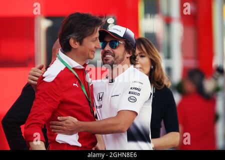 Fernando Alonso (ESP) McLaren (rechts) mit Massimo Rivola (ITA) Ferrari Driver Academy Director. 12.05.2016. Formel 1 Weltmeisterschaft, Rd 5, Großer Preis Von Spanien, Barcelona, Spanien, Tag Der Vorbereitung. Bildnachweis sollte lauten: XPB/Press Association Images. Stockfoto