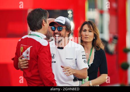 Fernando Alonso (ESP) McLaren (rechts) mit Massimo Rivola (ITA) Ferrari Driver Academy Director. 12.05.2016. Formel 1 Weltmeisterschaft, Rd 5, Großer Preis Von Spanien, Barcelona, Spanien, Tag Der Vorbereitung. Bildnachweis sollte lauten: XPB/Press Association Images. Stockfoto