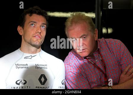 Jolyon Palmer (GBR) Renault Sport F1 Team mit seinem Vater Jonathan Palmer (GBR). 14.05.2016. Formel 1 Weltmeisterschaft, Rd 5, Großer Preis Von Spanien, Barcelona, Spanien, Qualifizierender Tag. Bildnachweis sollte lauten: XPB/Press Association Images. Stockfoto