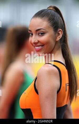 Ein Mädchen auf der Fahrerparade. 15.05.2016. Formel 1 Weltmeisterschaft, Rd 5, Großer Preis Von Spanien, Barcelona, Spanien, Wettkampftag. Bildnachweis sollte lauten: XPB/Press Association Images. Stockfoto