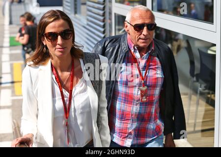 Dietrich Mateschitz (AUT) CEO und Gründer von Red Bull mit seiner Freundin Marion Feichtner. 15.05.2016. Formel 1 Weltmeisterschaft, Rd 5, Großer Preis Von Spanien, Barcelona, Spanien, Wettkampftag. Bildnachweis sollte lauten: XPB/Press Association Images. Stockfoto