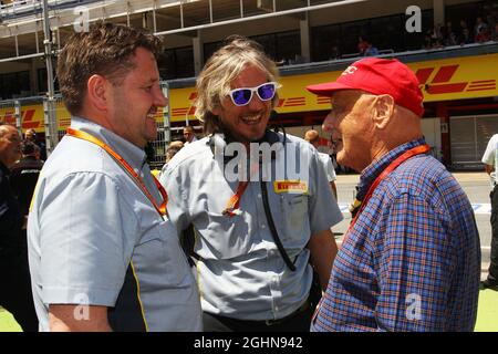 Paul Hembery (GBR) Pirelli Motorsport Director (links) und Niki Lauda (AUT) Mercedes Non-Executive Chairman (rechts) am Start. 15.05.2016. Formel 1 Weltmeisterschaft, Rd 5, Großer Preis Von Spanien, Barcelona, Spanien, Wettkampftag. Bildnachweis sollte lauten: XPB/Press Association Images. Stockfoto