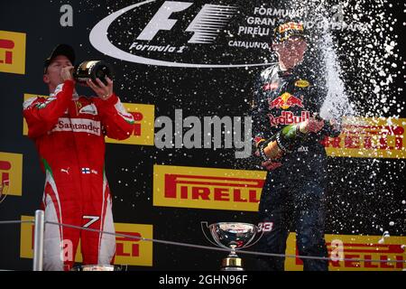 Rennsieger Max Verstappen (NLD) Red Bull Racing (rechts) feiert mit dem Champagner auf dem Podium mit dem zweitplatzierten Kimi Räikkönen (FIN) Ferrari (links). 15.05.2016. Formel 1 Weltmeisterschaft, Rd 5, Großer Preis Von Spanien, Barcelona, Spanien, Wettkampftag. Bildnachweis sollte lauten: XPB/Press Association Images. Stockfoto