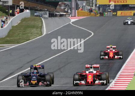 Carlos Sainz Jr (ESP) Scuderia Toro Rosso STR11 und Sebastian Vettel (GER) Ferrari SF16-H kämpfen um Position. 15.05.2016. Formel 1 Weltmeisterschaft, Rd 5, Großer Preis Von Spanien, Barcelona, Spanien, Wettkampftag. Bildnachweis sollte lauten: XPB/Press Association Images. Stockfoto