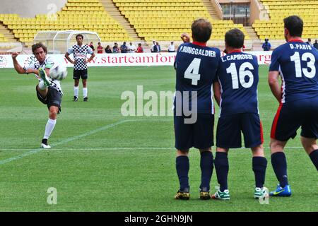 Fernando Alonso (ESP) McLaren bei einem wohltätigen Fußballspiel. Großer Preis von Monaco, Dienstag, 24. Mai 2016. Monte Carlo, Monaco. 24.05.2016. Formel-1-Weltmeisterschaft, Rd 6, Großer Preis Von Monaco, Monte Carlo, Monaco, Dienstag Fußball. Bildnachweis sollte lauten: XPB/Press Association Images. Stockfoto