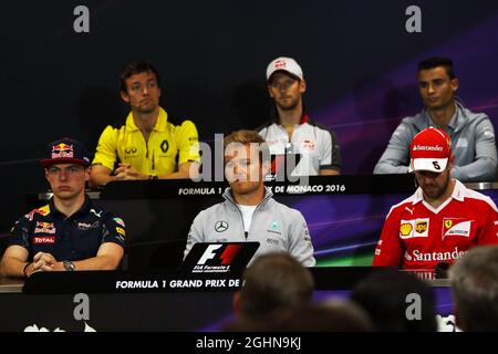 Die FIA-Pressekonferenz (von hinten (L bis R)): Jolyon Palmer (GBR) Renault Sport F1 Team; Romain Grosjean (FRA) Haas F1 Team; Pascal Wehrlein (GER) Manor Racing; Max Verstappen (NLD) Red Bull Racing; Nico Rosberg (GER) Mercedes AMG F1; Sebastian Vettel (GER) Ferrari. 25.05.2016. Formel-1-Weltmeisterschaft, Rd 6, Großer Preis Von Monaco, Monte Carlo, Monaco, Tag Der Vorbereitung. Bildnachweis sollte lauten: XPB/Press Association Images. Stockfoto