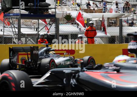 Lewis Hamilton (GBR) Mercedes AMG F1 W07 Hybrid führt Fernando Alonso (ESP) McLaren MP4-31 an. 26.05.2016. Formel-1-Weltmeisterschaft, Rd 6, Großer Preis Von Monaco, Monte Carlo, Monaco, Übungstag. Bildnachweis sollte lauten: XPB/Press Association Images. Stockfoto