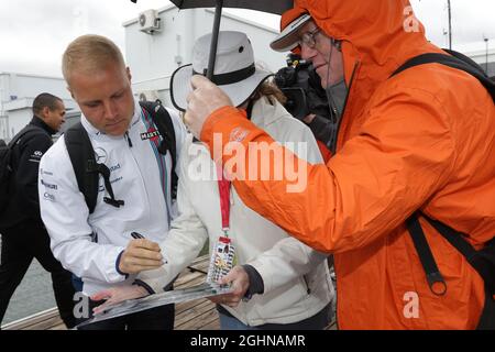 Valtteri Bottas (FIN) Williams gibt Autogramme für die Fans. 09.06.2016. Formel-1-Weltmeisterschaft, Rd 7, Großer Preis Von Kanada, Montreal, Kanada, Tag Der Vorbereitung. Bildnachweis sollte lauten: XPB/Press Association Images. Stockfoto