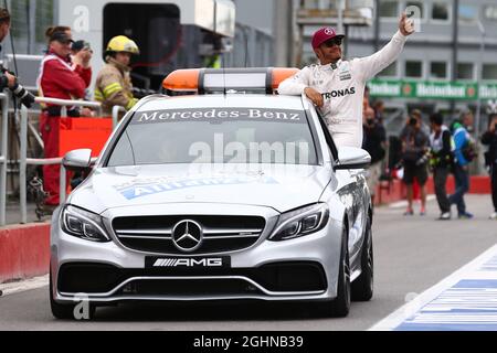 Lewis Hamilton (GBR) Mercedes AMG F1 feiert seine Pole-Position im FIA Medical Car. 11.06.2016. Formel-1-Weltmeisterschaft, Rd 7, Großer Preis Von Kanada, Montreal, Kanada, Qualifizierender Tag. Bildnachweis sollte lauten: XPB/Press Association Images. Stockfoto