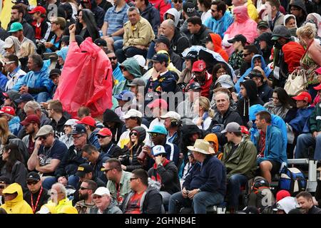 Fans in der Tribüne. Großer Preis von Kanada, Samstag, 11. Juni 2016. Montreal, Kanada. 11.06.2016. Formel-1-Weltmeisterschaft, Rd 7, Großer Preis Von Kanada, Montreal, Kanada, Qualifizierender Tag. Bildnachweis sollte lauten: XPB/Press Association Images. Stockfoto