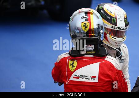 Rennsieger Lewis Hamilton (GBR) Mercedes AMG F1 und Sebastian Vettel (GER) Ferrari feiern im Parc Ferme. 12.06.2016. Formel-1-Weltmeisterschaft, Rd 7, Großer Preis Von Kanada, Montreal, Kanada, Wettkampftag. Bildnachweis sollte lauten: XPB/Press Association Images. Stockfoto