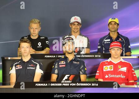 Die FIA-Pressekonferenz (L bis R): Kevin Magnussen (DEN) Renault Sport F1 Team; Esteban Gutierrez (MEX) Haas F1 Team; Felipe Nasr (BRA) sauber F1 Team; Daniil Kvyat (RUS) Scuderia Toro Rosso; Daniel Ricciardo (AUS) Red Bull Racing; Kimi Räikkönen (FIN) Ferrari. 30.06.2016. Formel 1 Weltmeisterschaft, Rd 9, Großer Preis Von Österreich, Spielberg, Österreich, Tag Der Vorbereitung. Bildnachweis sollte lauten: XPB/Press Association Images. Stockfoto