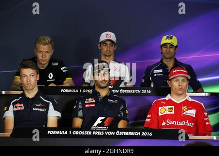 Die FIA-Pressekonferenz (von hinten (L bis R)): Kevin Magnussen (DEN) Renault Sport F1 Team; Esteban Gutierrez (MEX) Haas F1 Team; Felipe Nasr (BRA) sauber F1 Team; Daniil Kvyat (RUS) Scuderia Toro Rosso; Daniel Ricciardo (AUS) Red Bull Racing; Kimi Räikkönen (FIN) Ferrari. 30.06.2016. Formel 1 Weltmeisterschaft, Rd 9, Großer Preis Von Österreich, Spielberg, Österreich, Tag Der Vorbereitung. Bildnachweis sollte lauten: XPB/Press Association Images. Stockfoto