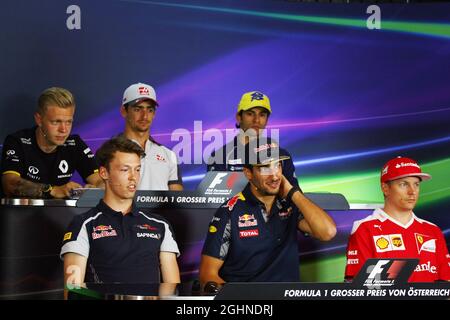 Die FIA-Pressekonferenz (von hinten (L bis R)): Kevin Magnussen (DEN) Renault Sport F1 Team; Esteban Gutierrez (MEX) Haas F1 Team; Felipe Nasr (BRA) sauber F1 Team; Daniil Kvyat (RUS) Scuderia Toro Rosso; Daniel Ricciardo (AUS) Red Bull Racing; Kimi Räikkönen (FIN) Ferrari. 30.06.2016. Formel 1 Weltmeisterschaft, Rd 9, Großer Preis Von Österreich, Spielberg, Österreich, Tag Der Vorbereitung. Bildnachweis sollte lauten: XPB/Press Association Images. Stockfoto