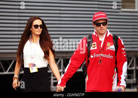 Kimi Räikkönen (FIN) Ferrari mit seiner Frau Minttu Virtanen (FIN). 01.07.2016. Formel 1 Weltmeisterschaft, Rd 9, Großer Preis Von Österreich, Spielberg, Österreich, Übungstag. Bildnachweis sollte lauten: XPB/Press Association Images. Stockfoto