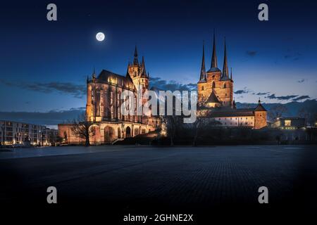 Blick auf den Domplatz mit Erfurter Dom und Severuskirche bei Nacht - Erfurt, Thüringen, Deutschland Stockfoto