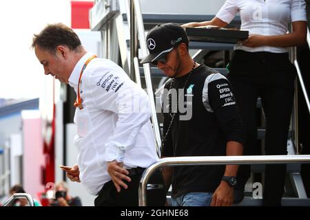 Lewis Hamilton (GBR) Mercedes AMG F1 mit Ron Meadows (GBR) Mercedes GP Team Manager. 01.07.2016. Formel 1 Weltmeisterschaft, Rd 9, Großer Preis Von Österreich, Spielberg, Österreich, Übungstag. Bildnachweis sollte lauten: XPB/Press Association Images. Stockfoto