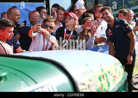 Daniel Ricciardo (AUS) Red Bull Racing mit Fans. 02.07.2016. Formel 1 Weltmeisterschaft, Rd 9, Großer Preis Von Österreich, Spielberg, Österreich, Qualifizierender Tag. Bildnachweis sollte lauten: XPB/Press Association Images. Stockfoto