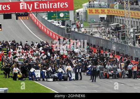 Das Startfeld vor dem Start des Rennens. 03.07.2016. Formel 1 Weltmeisterschaft, Rd 9, Großer Preis Von Österreich, Spielberg, Österreich, Wettkampftag. Bildnachweis sollte lauten: XPB/Press Association Images. Stockfoto