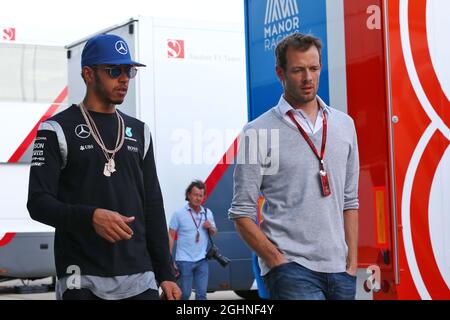 (L bis R): Lewis Hamilton (GBR) Mercedes AMG F1 mit Alex Wurz (AUT) Williams Driver Mentor / GPDA Chairman. 08.07.2016. Formel-1-Weltmeisterschaft, Rd 10, Großer Preis Von Großbritannien, Silverstone, England, Übungstag. Bildnachweis sollte lauten: XPB/Press Association Images. Stockfoto