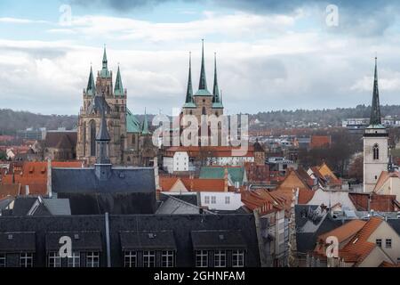 Luftaufnahme der Stadt Erfurt mit dem Erfurter Dom und der Severuskirche - Erfurt, Thüringen, Deutschland Stockfoto