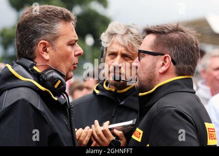 Mario Isola (ITA) Pirelli Racing Manager (links) mit Paul Hembery (GBR) Pirelli Motorsport Director (rechts). 10.07.2016. Formel-1-Weltmeisterschaft, Rd 10, Großer Preis Von Großbritannien, Silverstone, England, Wettkampftag. Bildnachweis sollte lauten: XPB/Press Association Images. Stockfoto