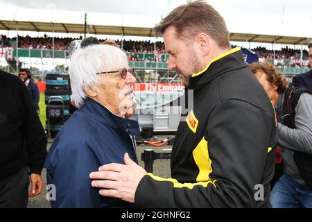 (L bis R): Bernie Ecclestone (GBR) mit Paul Hembery (GBR) Pirelli Motorsport Director am Start. 10.07.2016. Formel-1-Weltmeisterschaft, Rd 10, Großer Preis Von Großbritannien, Silverstone, England, Wettkampftag. Bildnachweis sollte lauten: XPB/Press Association Images. Stockfoto