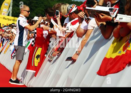 Valtteri Bottas (FIN) Williams gibt Autogramme für die Fans. 23.07.2016. Formel 1 Weltmeisterschaft, Rd 11, Großer Preis Von Ungarn, Budapest, Ungarn, Qualifizierender Tag. Bildnachweis sollte lauten: XPB/Press Association Images. Stockfoto