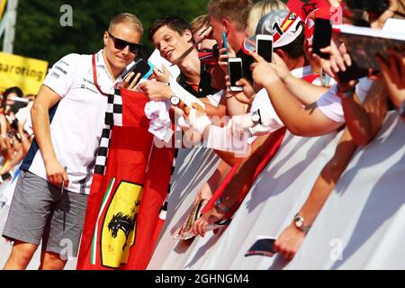 Valtteri Bottas (FIN) Williams mit Fans. 23.07.2016. Formel 1 Weltmeisterschaft, Rd 11, Großer Preis Von Ungarn, Budapest, Ungarn, Qualifizierender Tag. Bildnachweis sollte lauten: XPB/Press Association Images. Stockfoto