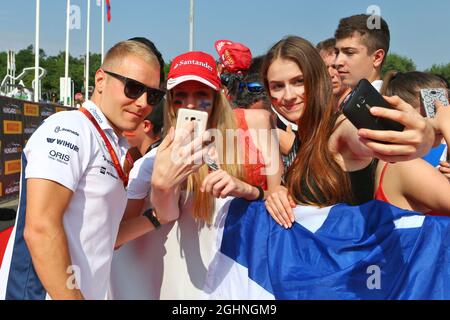 Valtteri Bottas (FIN) Williams mit Fans. 23.07.2016. Formel 1 Weltmeisterschaft, Rd 11, Großer Preis Von Ungarn, Budapest, Ungarn, Qualifizierender Tag. Bildnachweis sollte lauten: XPB/Press Association Images. Stockfoto