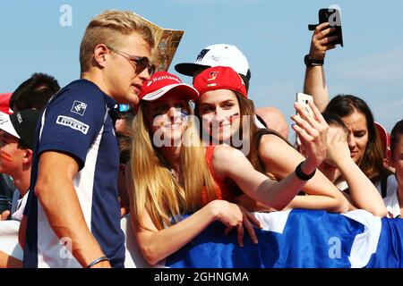 Marcus Ericsson (SWE) sauber F1 Team mit Fans. 23.07.2016. Formel 1 Weltmeisterschaft, Rd 11, Großer Preis Von Ungarn, Budapest, Ungarn, Qualifizierender Tag. Bildnachweis sollte lauten: XPB/Press Association Images. Stockfoto