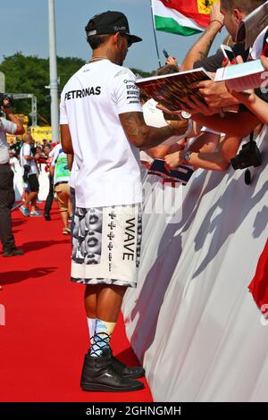 Lewis Hamilton (GBR) Mercedes AMG F1 mit Fans. 23.07.2016. Formel 1 Weltmeisterschaft, Rd 11, Großer Preis Von Ungarn, Budapest, Ungarn, Qualifizierender Tag. Bildnachweis sollte lauten: XPB/Press Association Images. Stockfoto