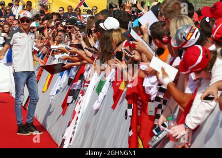 Esteban Gutierrez (MEX) Haas F1 Team mit Fans. 23.07.2016. Formel 1 Weltmeisterschaft, Rd 11, Großer Preis Von Ungarn, Budapest, Ungarn, Qualifizierender Tag. Bildnachweis sollte lauten: XPB/Press Association Images. Stockfoto