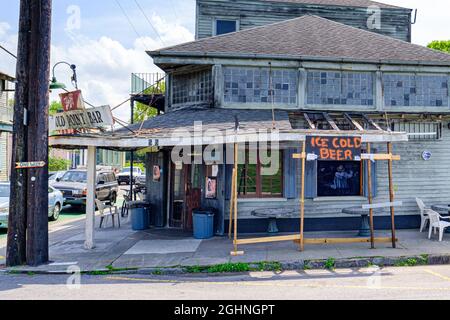 NEW ORLEANS, LA - 15. MÄRZ 2020: Old Point Bar am Westjordanland von New Orleans Stockfoto