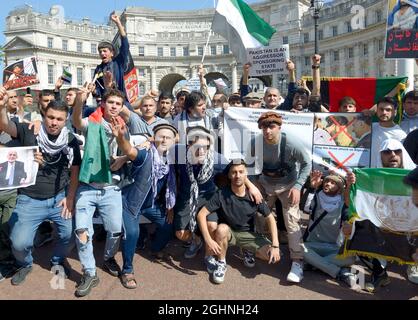 London, Großbritannien. September 2021. Afghanen versammeln sich in großer Zahl vor der Downing Street, bevor sie durch das Zentrum von London marschieren, um gegen die Situation in Afghanistan und das, was sie als Beteiligung der pakistanischen Regierungen ansehen, zu protestieren. Quelle: Phil Robinson/Alamy Live News Stockfoto