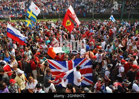 Fans auf dem Podium. 24.07.2016. Formel 1 Weltmeisterschaft, Rd 11, Großer Preis Von Ungarn, Budapest, Ungarn, Wettkampftag. Bildnachweis sollte lauten: XPB/Press Association Images. Stockfoto