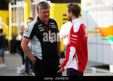 (L bis R): Otmar Szafnauer (USA) Sahara Force India F1 Chief Operatives Officer mit Sebastian Vettel (GER) Ferrari. 29.07.2016. Formel 1 Weltmeisterschaft, Rd 12, Großer Preis Von Deutschland, Hockenheim, Deutschland, Übungstag. Bildnachweis sollte lauten: XPB/Press Association Images. Stockfoto